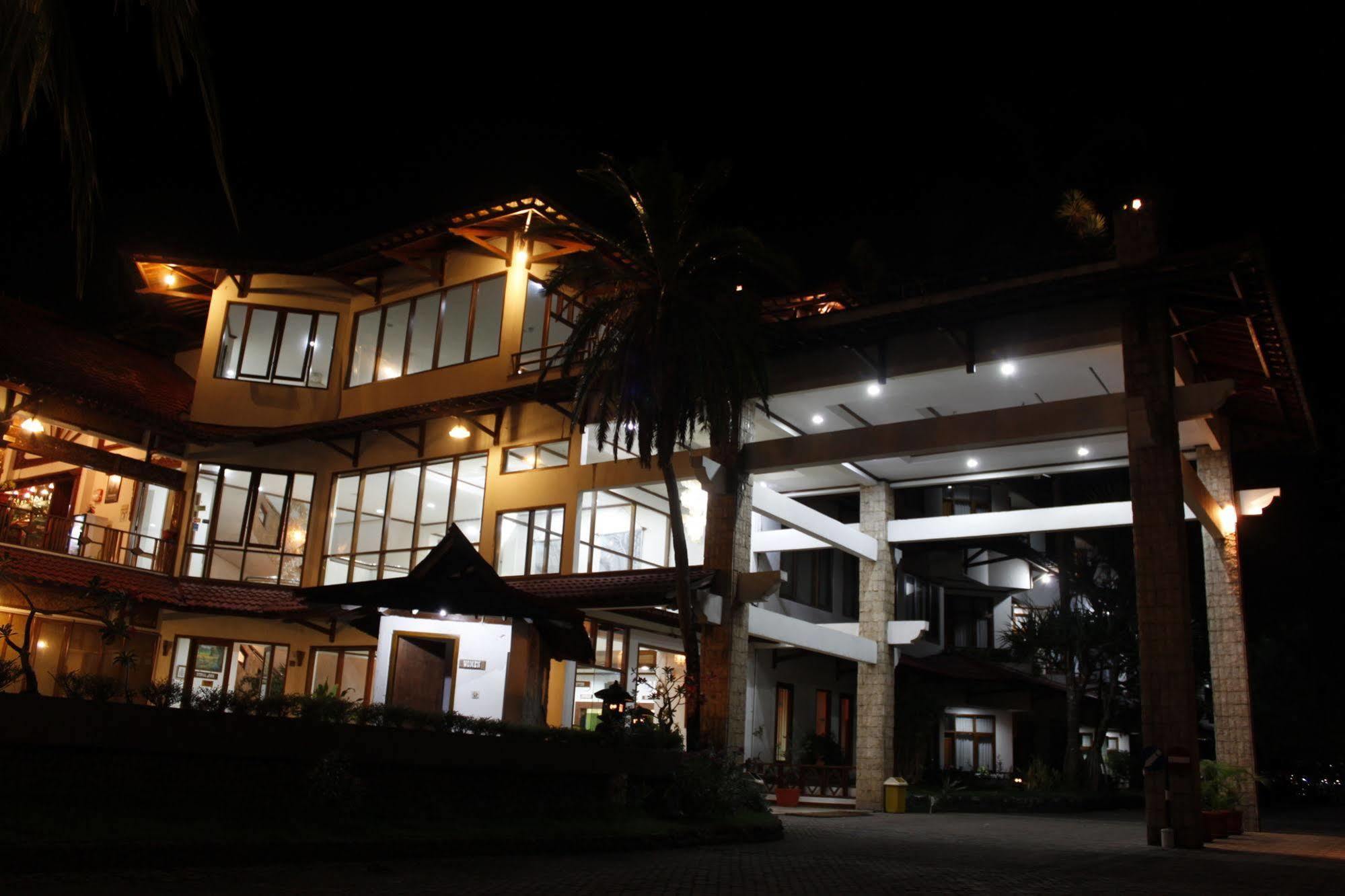 Surya Pesona Beach Hotel パンガンダラン エクステリア 写真